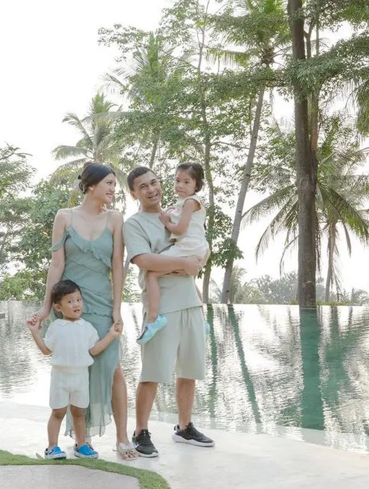 Anissa mengenakan dress spaghetti strap warna hijau sage, serasi dengan Raditya yang mengenakan kaos dan celana warna senada. [@anissaaziza]