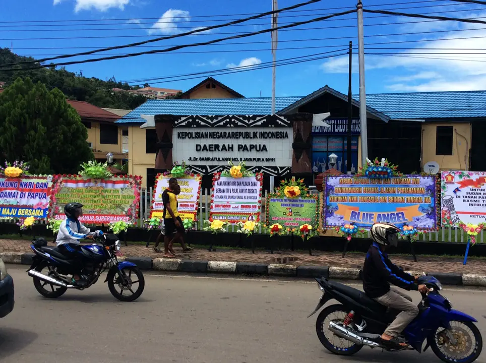 Sejumlah pesan moral juga disampaikan dalam karangan bunga yang dikirim ke Mapolda Papua. (Liputan6.com/Katharina Janur)