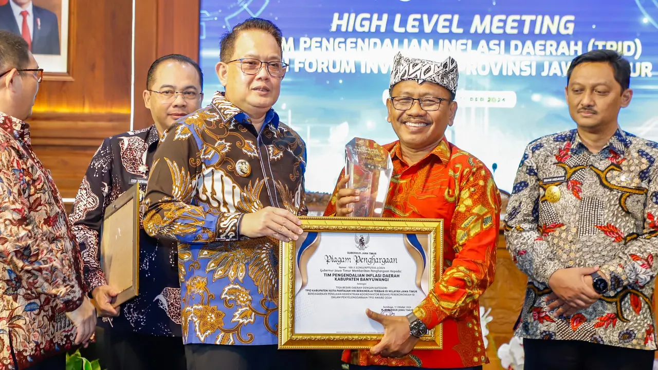 Plt Bupati Banyuwangi Sugirah (Tengah) terima penghargaan TPID Berkinerja Terbaik Jawa Timur (Istimewa)