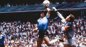 Momen terjadinya gol tangan Tuhan (Hand of God) ala Diego Maradona di laga perempat final PD 1986 antara Argentina vs Inggris di Estadio Azteca, Mexico City, 22 Juni 1986.