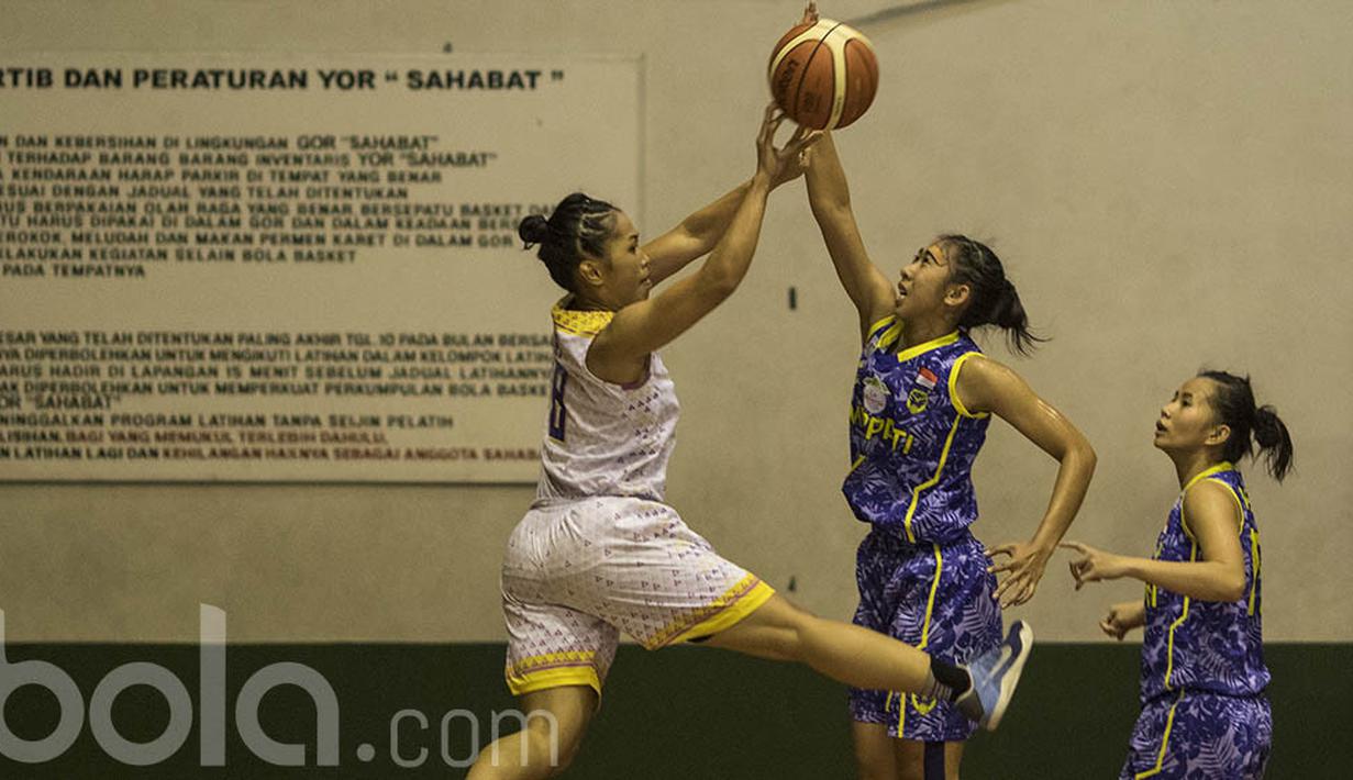 Pebasket Surabaya Fever, Dewi Fitryana, berusaha memasukan bola saat melawan Merpati Bali pada laga semifinal Sahabat Cup 2017 di GOR Sahabat Semarang, Jawa Tengah, Jumat (21/4/2017). Merpati kalah 55-67 dari Fever. (Bola.com/Vitalis Yogi Trisna)
