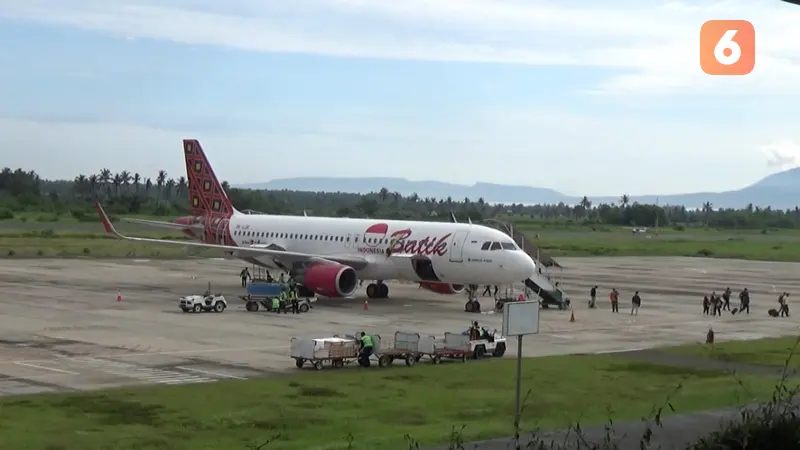 Penumpang pesawat terbang di Bandara Banyuwangi terlihat mulai ramai , paca dihapusnya syarat rapid tets antigen dan PCR oleh pemerintah. (Hermawan Arifianto/Liputan6.com)