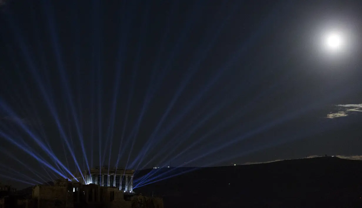 Acropolis dan Parthenon terlihat diterangi dengan sistem pencahayaan baru di Athena, Yunani (30/9/2020). Sistem pencahayaan baru di Acropolis dan Parthenon tersebut, yang menggunakan perlengkapan pencahayaan LED berdaya rendah, diluncurkan pada Rabu (30/9). (Xinhua/Marios Lolos)