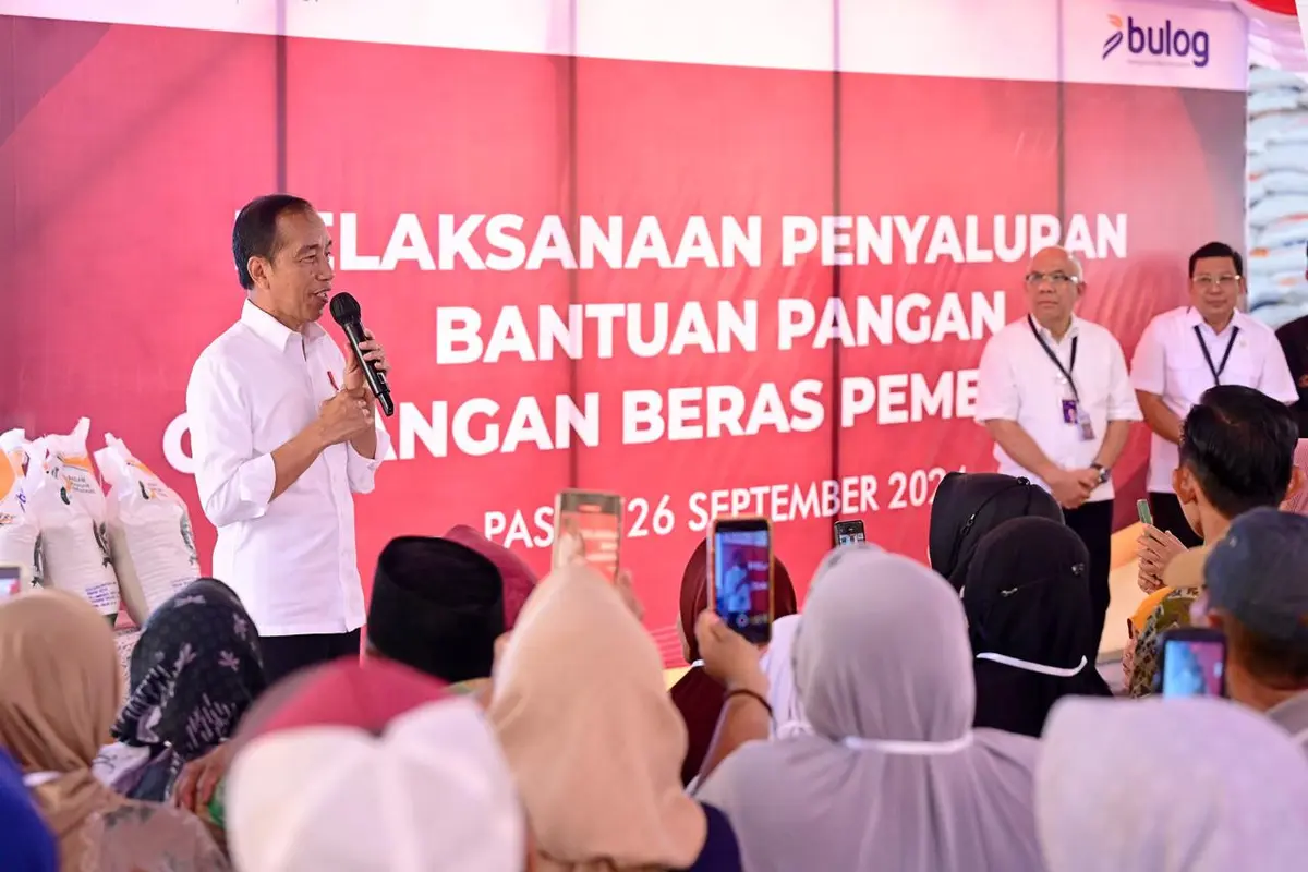 Presiden Joko Widodo (Jokowi) menyalurkan bansos beras di Kompleks Pergudangan Bulog Tanah Grogot, Kabupaten Paser, Kalimantan Timur, Kamis (26/9/2024). (Dok Bulog)