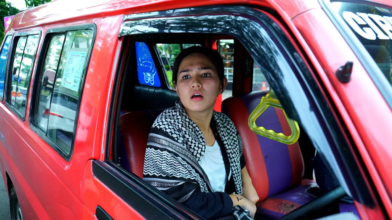 Mbak Angkot Berkalung Sorban