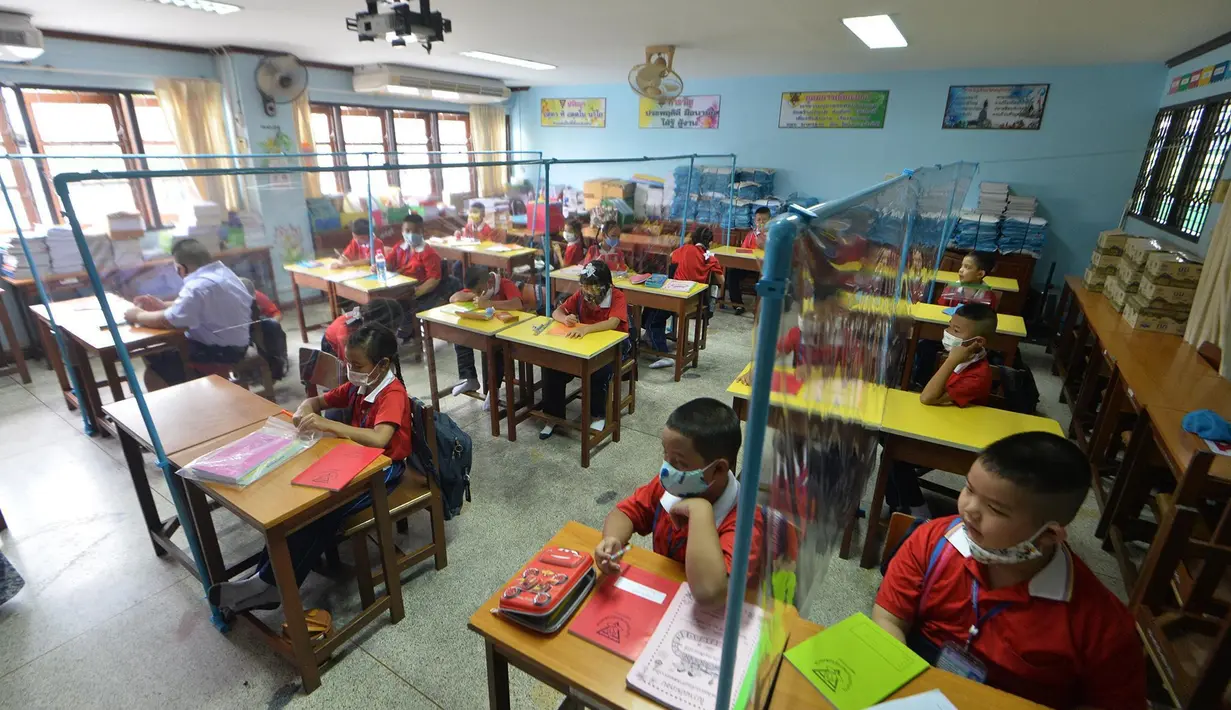 Para siswa yang memakai masker terlihat pada jam istirahat di sebuah sekolah di Bangkok, Thailand (1/7/2020). Sekolah-sekolah di Thailand telah dibuka kembali pada Rabu (1/7). (Xinhua/Rachen Sageamsak)