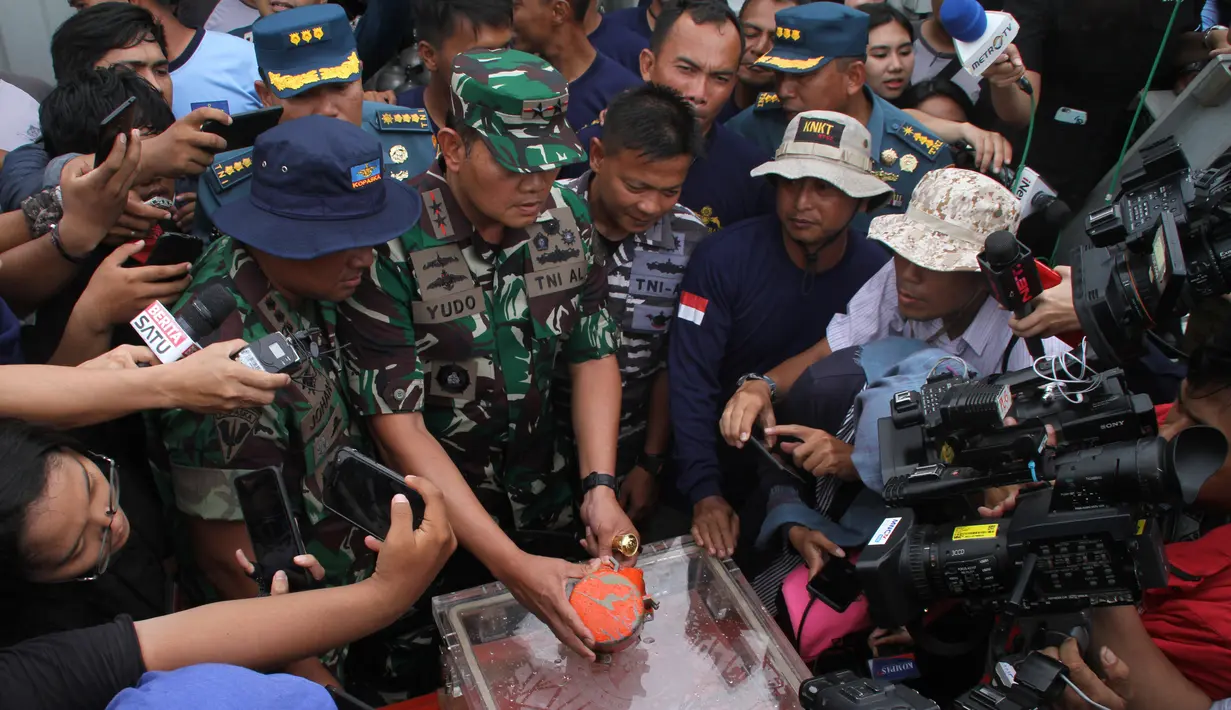 Panglima Komando Armada (Koarmada) I, Laksamana Muda TNI Yudo Margono menunjukkan CVR Lion Air JT 610 di atas kapal Angkatan Laut Indonesia KRI Spica di perairan Tanjung Karawang, Indonesia (14/1). (AFP Photo/Azwar Ipank)