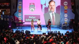 Kiper legendaris Manchester United, Peter Schmeichel, saat menghadiri acara Vidio Premier League Festival di Cilandak Town Square, Jakarta, Sabtu (5/8/2023). (Bola.com/Ikhwan Yanuar)