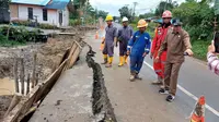 Wakil Ketua DPRD Kaltim, Samsun saat menegur pihak kontraktor pemasangan pipanisasi Pertagas yang membuat jalan di wilayah Samboja, Kukar menjadi rusak parah.