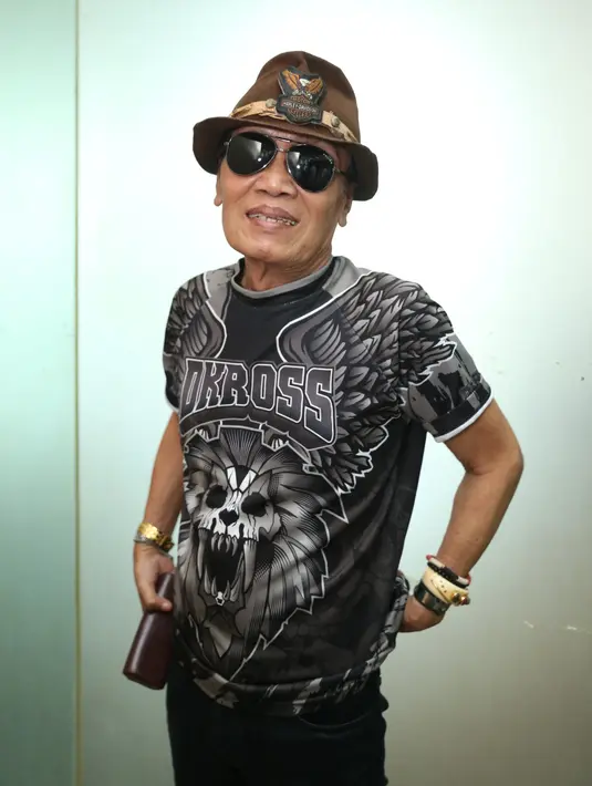 "Segera-lah berhenti. Kalau kalian berhenti tuh sudah mengenakan keluarga. Kalau bujangan mengenakan ayah dan ibu. Kamu berkarier cari nama susah. Kerja sekarang itu susah," ucapnya. (Nurwahyunan/Bintang.com)