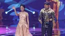 Pencipta lagu, Hendro Saki bersama penyanyi dangdut Lesti D'Academy saat menerima piala untuk kategori lagu dangdut terpopuler dalam ajang Indonesian Dangdut Awards 2017 di Studio 6 EMTEK CITY, Jakarta, Jumat (13/10). (Liputan6.com/Herman Zakharia)