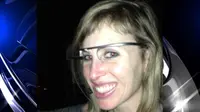 Seorang pria sesama pengunjung bar yang kemungkinan tidak menyukai Google Glass merampas kacamata pintar tersebut dari wajah Sarah.