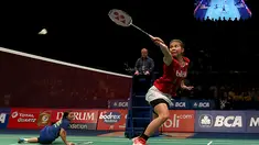 Greysia Polii/Nitya Krishinda Maheswara ganda puteri Indonesia gagal menjadi juara setelah kalah dari  Tang Jinhua/Tian Qing di final BCA Indonesia Open Premier Super Series 2015 di Istora Senayan Jakarta. (Bola.com/Peksi Cahyo)