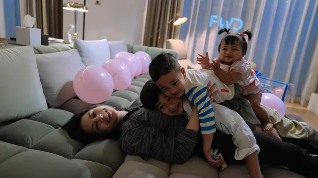 Nagita Slavina Bersama Rafathar, Rayyanza, dan Ranayma (foto: Instagram/raffinagita1717)