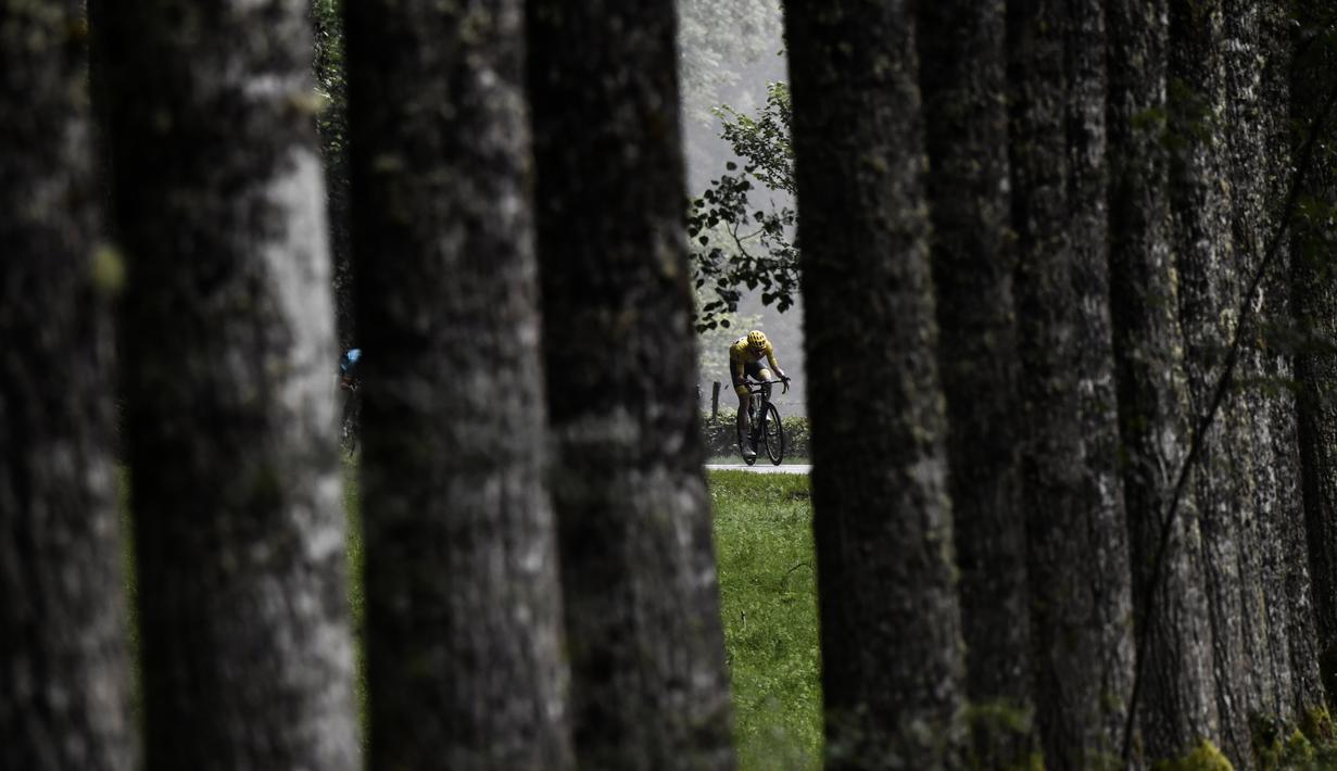 Pebalap Inggris Raya, Christopher Froome dengan Jersey Kuning melintas dekat areal pepohonan pada etape ke-12 Tour de France dengan jarak tempuh 214,5 km antara Pau and Peyragudes, (13/7/2017).  (AFP/Jeff Pachoud)