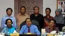 Menko Kemaritiman dan Sumberdaya Rizal Ramli (duduk tengah) memberikan pernyataan bersama perwakilan masyarakat Maluku di Gedung BPPT, Jakarta, Rabu (7/10/2015). Pertemuan membahas permasalahan kontrak Blok Masela. (Liputan6.com/Helmi Fithriansyah)