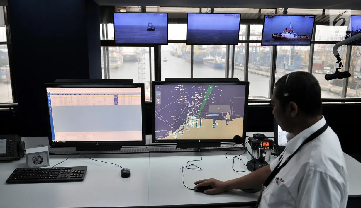 Petugas memantau sistem kerja Vessel Traffic System (VTS) di Ruang Kontrol VTS, Kantor IPC, Tanjung Priok, Jakarta, Senin (21/1). VTS merupakan aplikasi digital untuk memantau trafik keluar masuk kapal. (Merdeka.com/Iqbal Nugroho)