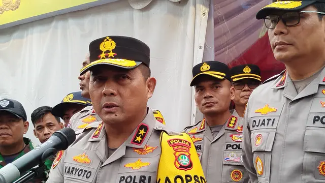Kapolda Metro Jaya Irjen Pol Karyoto meninjau posko mudik di Km 39A Tol Jakarta-Cikampek, pada Sabtu (22/3/2025) sore.
