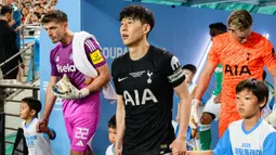 Pemain Tottenham Hotspur, Son Heung-min memasuki lapangan pertandingan menjelang laga persahabatan pramusim melawan Newcastle di Seoul World Cup Stadium, Seoul, Korea Selatan, Minggu (03/08/2025) waktu setempat. (AFP/Anthony Wallace)