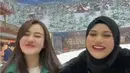 Bermain di wahana salju, Aaliyah mengenakan jaket varsity hijau. Lalu, Aurel mengenakan jaket hitam berbulu serasi dengan kerudungnya. [@aurelie.hermansyah]