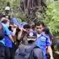 Tim SAR berhasil mengevakuasi pelajar yang jatuh dekat kawah Gunung Dempo, hingga larangan beroperasi truk pengangkut barang belum dipatuhi.