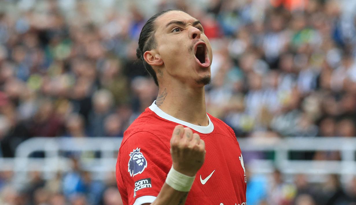 Pemain Liverpool, Darwin Nunez, melakukan selebrasi setelah mencetak dua gol bagi kemenangan timnya atas Newcastle United dalam laga pekan ke-3 Premier League 2023/2024 yang berlangsung di St. James' Park, Inggris, Minggu (27/8/2023). (AFP/Lindsey Parnaby)