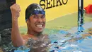 Atlet renang Indonesia, Guntur berhasil meraih medali emas saat tampil pada ajang ASEAN Paragames 2017 di National Aquatic Centre, Bukit Jalil Sports City, Selasa (19/9/2017). Guntur turun pada  nomor 50 meter gaya dada SB8 putra. (Bola.com/APGIndonesia)