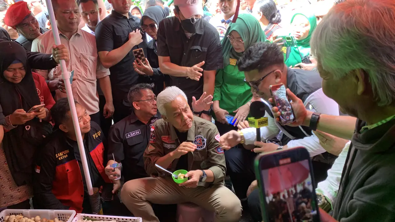 Ganjar Pranowo blusukan ke Pasar Palimo, di Kecamatan Kemuning, Kota Palembang, Sumatera Selatan, Jumat (2/2/2024).