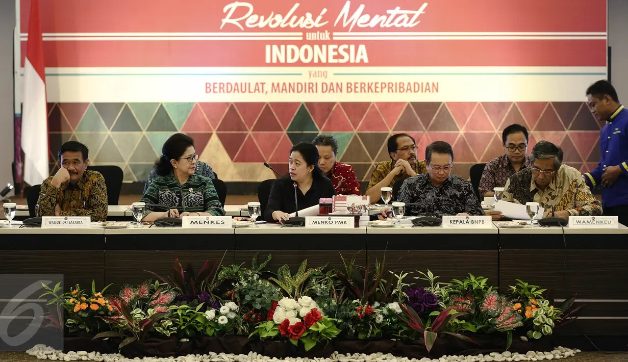 Menko PMK Puan Maharani berbincang dengan Menkes Nila F Moeloek sebelum rapat koordinasi bersama tingkat menteri di Kementerian PMK, Jakarta, Jumat (2/9). Rapat koordinasi tersebut terkait antisipasi banjir dan tanah longsor. (Liputan6.com/Faizal Fanani)