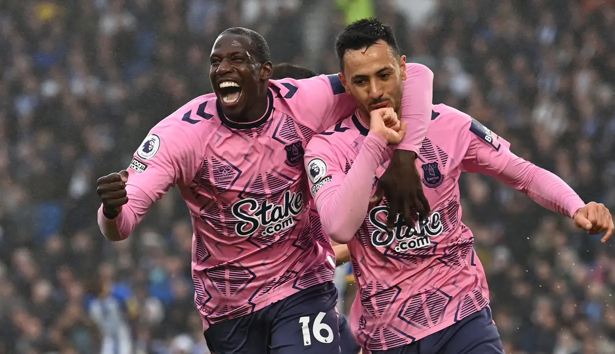 Pemain Everton, Dwight McNeil (kanan) melakukan selebrasi bersama Abdoulaye Doucoure setelah mencetak gol ke gawang Brighton pada laga pekan ke-35 Liga Inggris 2022/2023 di  American Express Community Stadium, Brighton, Inggris, Selasa (09/05/2023) WIB. The Toffees menang dengan skor 5-1. (AFP/Glyn Kirk)