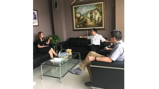 Di ruang lainnya terdapat sofa hitam yang besar. Terdapat pula lukisan berukuran cukup besar di bagain dindingnya.