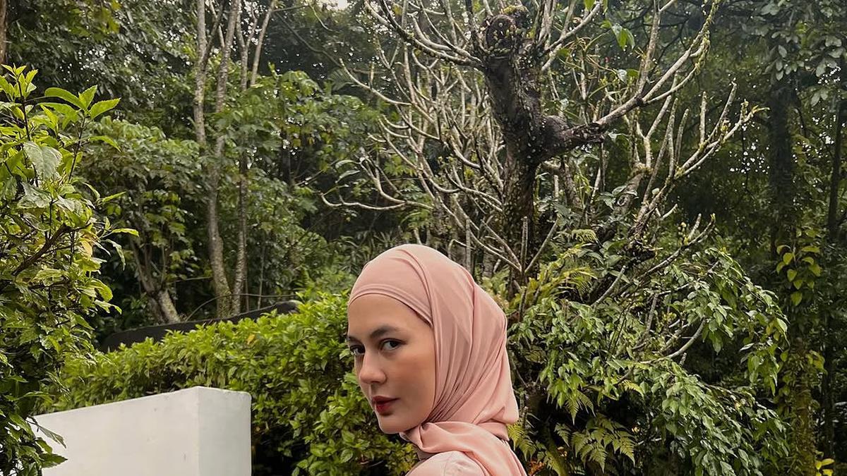 Pesona Kalem Paula Verhoeven dengan Busana Berhijab Soft Pink, Tampil Stylish Hanya dengan Satu Warna