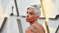 Penyanyi dan aktris Lady Gaga menghadiri perhelatan Oscar 2019 di Dolby Theatre, Los Angeles, Minggu (24/2). Lady Gaga makin terlihat menawan dengan rambut blonde-nya lantaran mengenakan perhiasan dengan kilau sinar. (Jordan Strauss/Invision/AP)