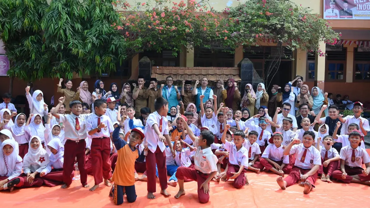 Sucofindo memberikan bantuan makan bergizi untuk siswa-siswi Sekolah Dasar (SD) di 17 kota cabang PT Sucofindo.