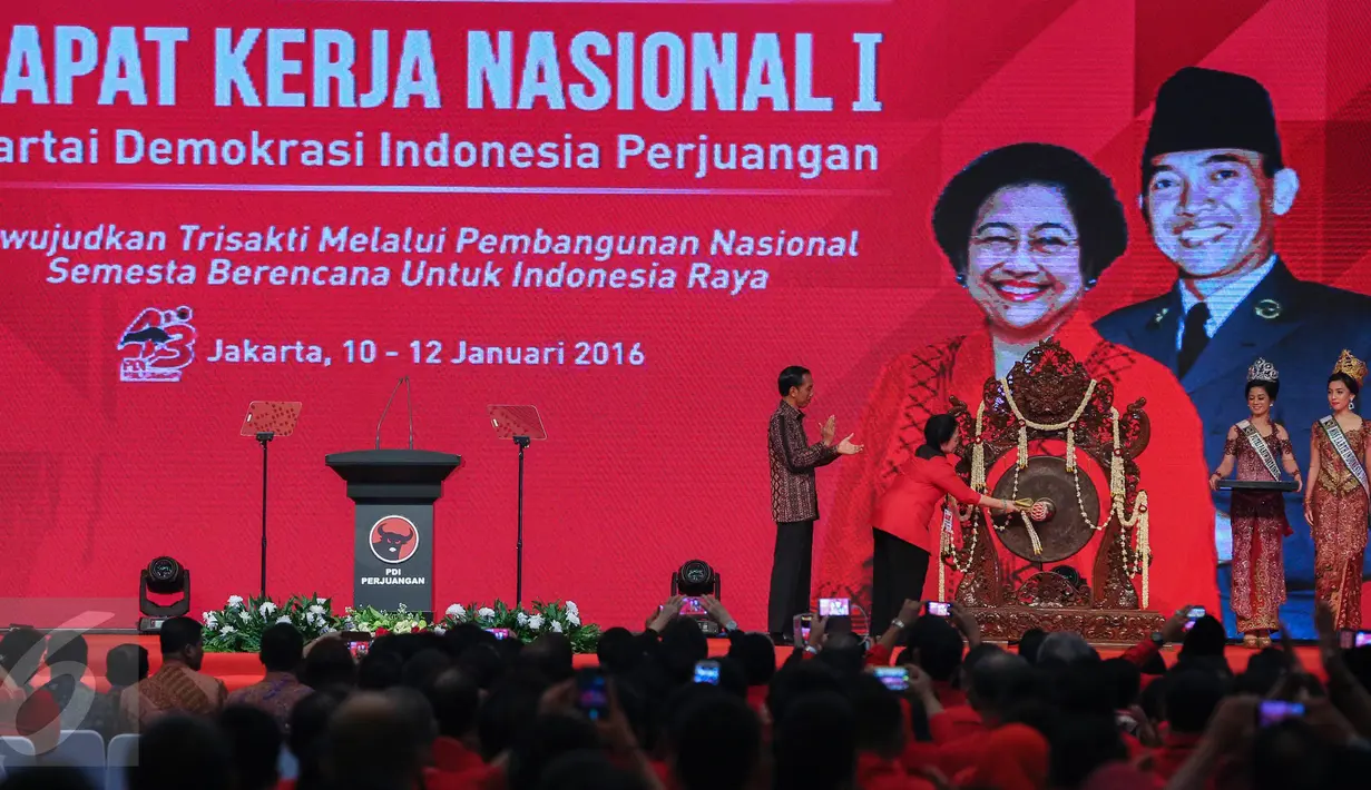 Presiden Jokowi menemani Megawati Soekarnoputri memukul gong sebagai tanda dibukanya Rakenas I PDIP, Jakarta, Minggu (10/1/2016). Rakernas tersebut bertajuk 'Mewujudkan Trisakti dengan Pembangunan Nasional Semesta Berencana'. (Liputan6.com/Faizal Fanani)