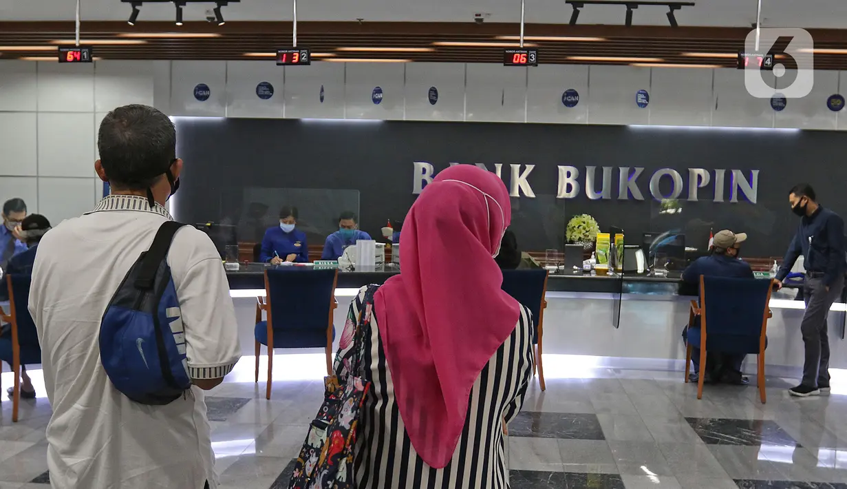 Suasana pelayanan nasabah di kantor pusat Bank Bukopin, Jakarta, Selasa (1/7/2020). PUT V akan digelar melalui penerbitan saham baru dengan memberikan penawaran Hak Memesan Efek Terbatas Terlebih Dahulu (HMETD) alias rights issue kepada pemegang saham. (Liputan6.com/Herman Zakharia)