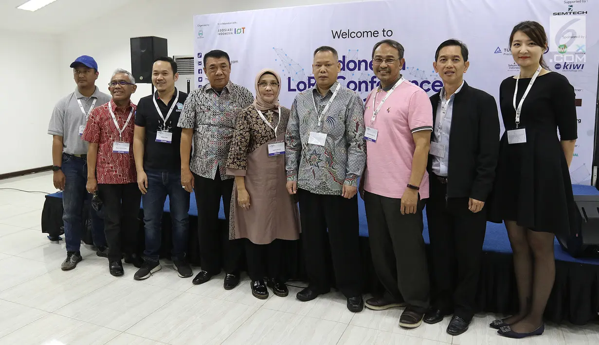 Direktur Emtek Group Yuslinda Nasution (tengah) berfoto bersama dalam Indonesia Long Range Conference (IDLoRaCon) 2019 di Function Hall Emtek City, Jakarta, Rabu (14/8/2019). IDLoRaCon digelar kedua kalinya untuk mediskusikan bagaimana mengembangkan IoT di Indonesia. (Liputan6.com/Herman Zakharia)