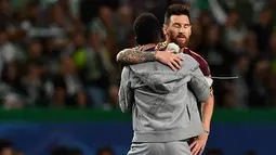 Suporter memeluk penyerang Barcelona, Lionel Messi saat pertandingan grup D Liga Champions melawan Sporting CP di stadion Alvalade, Lisbon, (27/9). Sepanjang berkarier di level klub Messi telah membuat 317 gol dari kakinya. (AFP Photo/Francisco Leong)