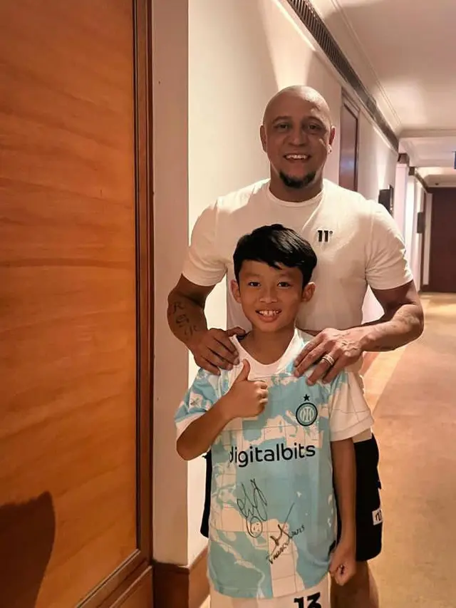 Potret Miro bersama Roberto Carlos, idolanya Miro (Sumber: Instagram/@miromaterazzi)