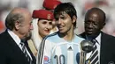 Sergio Aguero dianugerahi trofi Bola Emas oleh Presiden FIFA, Sepp Blatter (kiri) setelah laga final Piala Dunia U-20 antara Argentina menghadapi Republik Ceska di National Soccer Stadium, Toronto, Kanada (22/7/2007). Sergio Aguero sukses meraih gelar pemain terbaik dan top skor secara bersamaan pada Piala Dunia U-20 edisi 2007 di Kanada. Sebagai top skor, ia mampu mencetak 6 gol sepanjang turnamen dan berhasil membawa Argentina menjadi juara. (AFP/Geoff Robins)