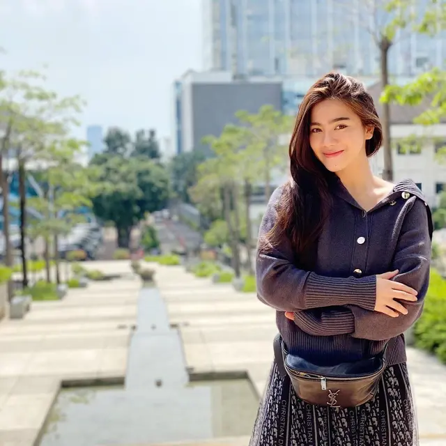 Selalu Identik Panjang, Ini 6 Potret Transformasi Gaya Rambut Felicya Angelista