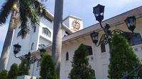 Polda Jatim Menggeledah kantor Wismilak Surabaya berkaitan dengan dugaan Tindak Pidana Korupsi (Tipikor) dan pencucian uang. (Dian Kurniawan/Liputan6.com)