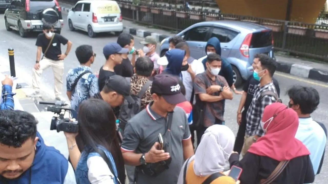 Demonstran yang dulunya mendesak penegak hukum mengusut kebun sawit dalam kawasan hutan saat berdemo minta maaf.
