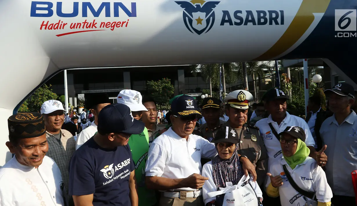 Direktur Utama PT Asabri (Persero) Sonny Widjaja saat melepas peserta Mudik Gratis Bareng Asabri di Jakarta, Jumat (31/5/2019). Asabri memberangkatkan 1.300 pemudik dengan tujuan empat kota di Pulau Jawa yakni, Semarang, Surabaya, Yogyakarta dan Solo. (Liputan6.com/Johan Tallo)