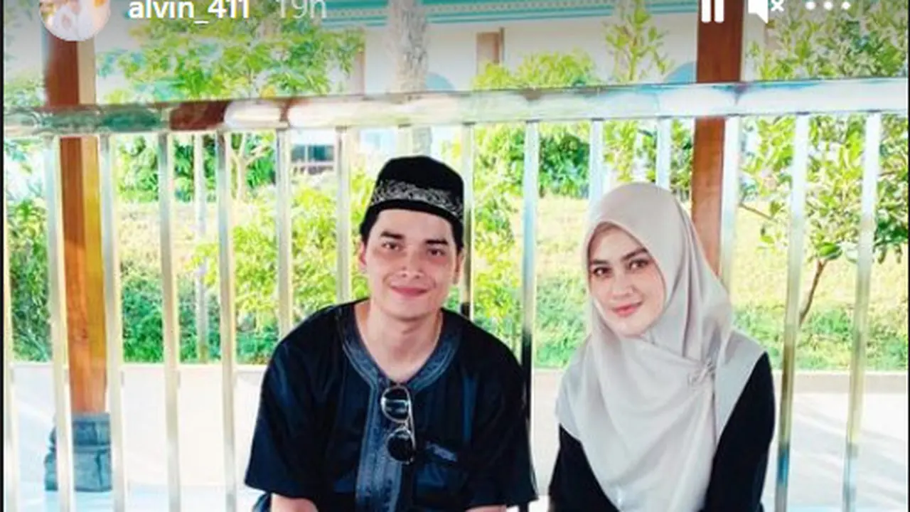 6 Potret Alvin Faiz dan Henny Rahman Usai Menikah, Ziarah ke Makam Ustaz Arifin Ilham
