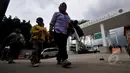 Calon penumpang berjalan di depan bangunan baru terminal Rawamangun yang sedang direhabilitasi,  Jakarta, Kamis (12/3/2015). Rehabilitasi terminal Rawamangun ditargetkan selesai Desember 2014, hingga kini belum beroperasi. (Liputan6.com/Johan Tallo)