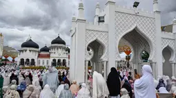 Umat Muslim saat melaksanakan salat Idul Adha di Masjid Raya Baiturrahman, Banda Aceh pada Rabu 27 Mei 2026. (CHAIDEER MAHYUDDIN/AFP)