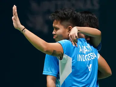 Reaksi Apriyani Rahayu (depan) dan Siti Fadia Silva Ramadhanti saat memutuskan mundur melawan China Chen Qing Chen dan Jia Yi Fan pada pertandingan semifinal ganda putri turnamen bulu tangkis Malaysia Open 2023 di Bukit Jalil Axiata Arena, Kuala Lumpur, Malaysia, Sabtu (14/1/2023). Apriyani Rahayu/Siti Fadia Silva Ramadhanti gagal mengamankan tiket final Malaysia Open 2023 setelah sepakat untuk mengakhiri laga lebih dulu karena Fadia mengalami cedera. (AP Photo/Kien Huo)