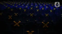 Tanda jarak kursi penonton di dalam bioskop CGV Grand Indonesia, Jakarta, Kamis (16/9/2021). Pemerintah memberikan kelonggaran dengan memperbolehkan bioskop buka kembali dengan kapasitas penggunaan aplikasi PeduliLindungi dan telah tervaksinasi COVID-19 lengkap. (Liputan6.com/Faizal Fanani)