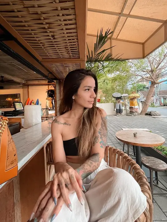 Meski kerap banjir pujian, penampilan Sheila Marcia dengan tato ini juga menjadi sorotan netizen. Terlepas dari itu, pemain film Hantu Jeruk Purut itu selalu tampil menawan. (Liputan6.com/IG/@itssheilamj).